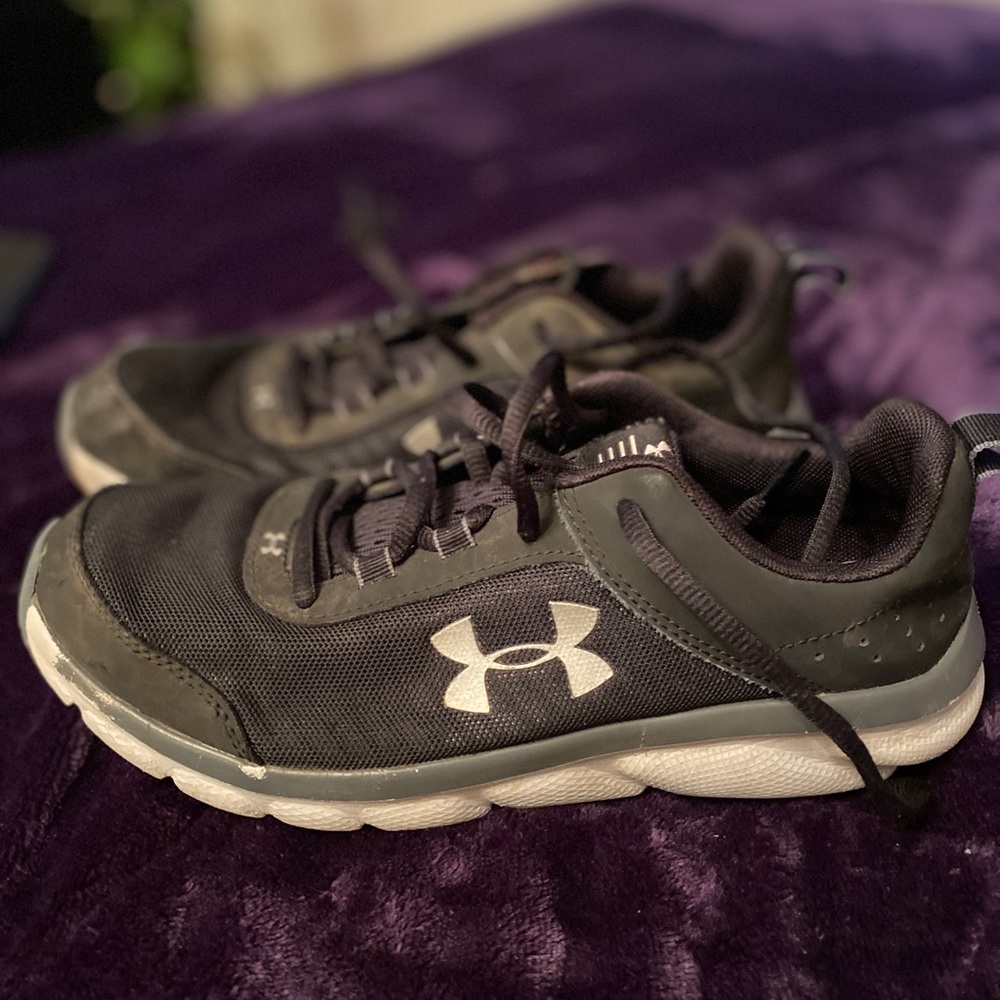 Under Armour Boys Sneakers size 7Y  Black